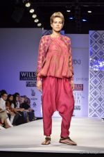 Model walk the ramp for Payal Pratap Show at Wills Lifestyle India Fashion Week 2012 day 1 on 6th Oct 2012 (8).JPG